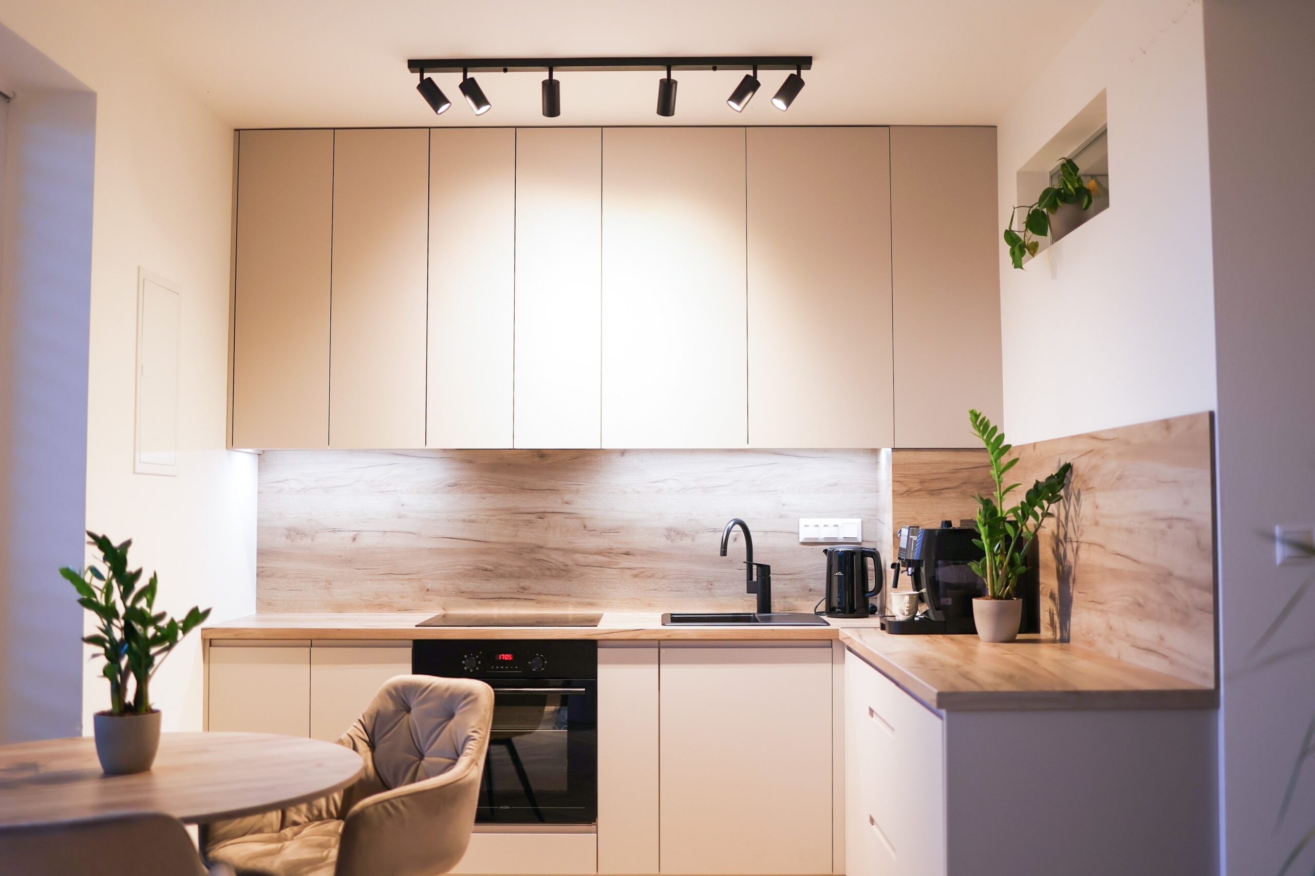 Apartmán Trenčín — moderná kuchyňa a jedálenský kút